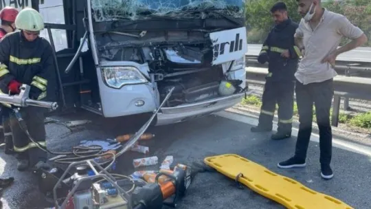 TEM'de şehirlerarası otobüs tıra çarptı: 4 yaralı