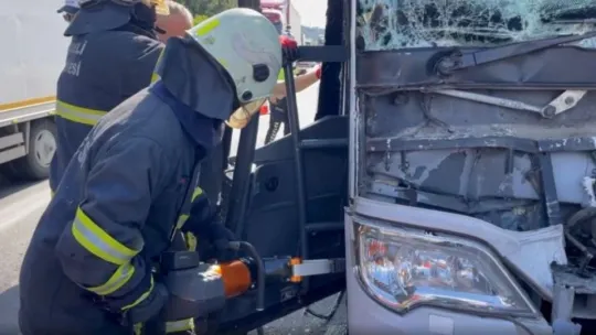 TEM'de şehirlerarası otobüs tıra çarptı: 4 yaralı