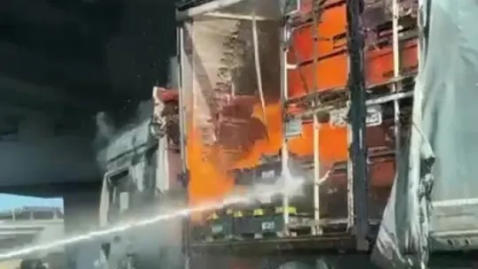 Tır bir anda alev topuna döndü