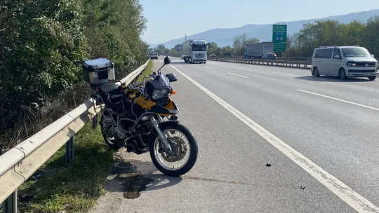 Sürücü ve yolcu yola savruldu, motosiklet metrelerce sürüklendi