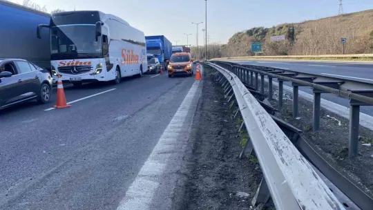 TEM'de tankerin çarptığı aydınlatma direği otomobilin üstüne devrildi