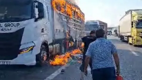 TEM'de tır alev alev yandı