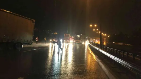 TEM'de tır bariyerlere çarptı, yol trafiğe kapandı