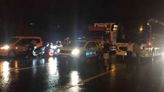 TEM'de tır bariyerlere çarptı, yol trafiğe kapandı