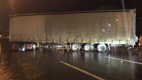 TEM'de tır bariyerlere çarptı, yol trafiğe kapandı
