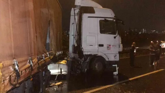 TEM'de tır bariyerlere çarptı, yol trafiğe kapandı