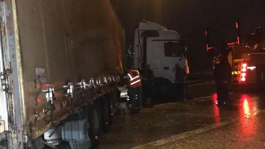 TEM'de tır bariyerlere çarptı, yol trafiğe kapandı
