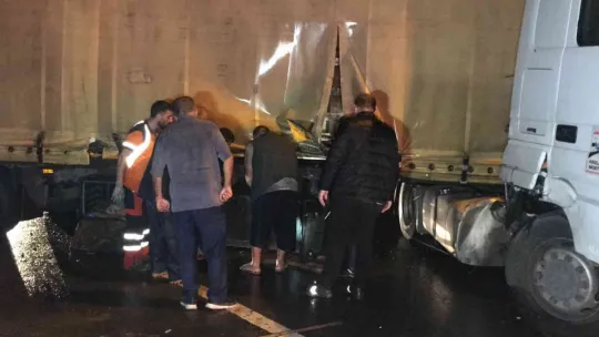 TEM'de tır bariyerlere çarptı, yol trafiğe kapandı