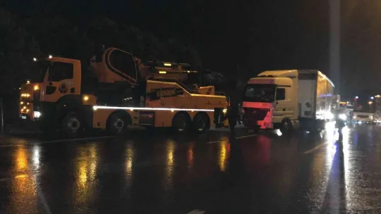 TEM'de tır bariyerlere çarptı, yol trafiğe kapandı