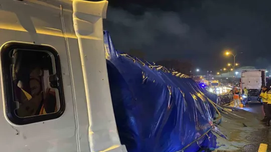 TEM'de tır devrildi, kasadaki granül yola saçıldı: 1 yaralı