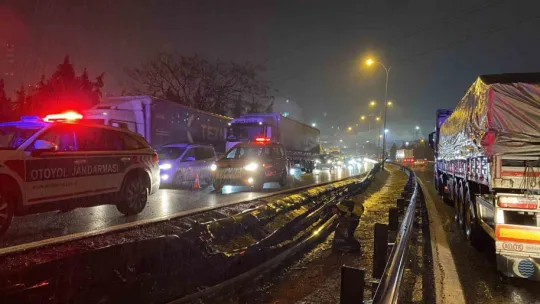 TEM'de tır devrildi, kasadaki granül yola saçıldı: 1 yaralı