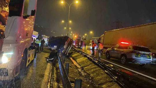 TEM'de tır devrildi, kasadaki granül yola saçıldı: 1 yaralı