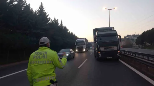 TEM'de tır ile kamyon çarpıştı: Sürücü ön camdan çıkarıldı