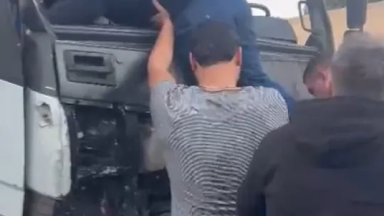 TEM'de tır ile kamyon çarpıştı: Sürücü ön camdan çıkarıldı