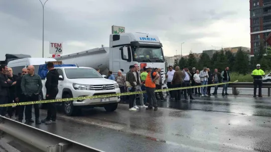 TEM'de tır makaslayınca trafik durdu, araçlar kontak kapattı