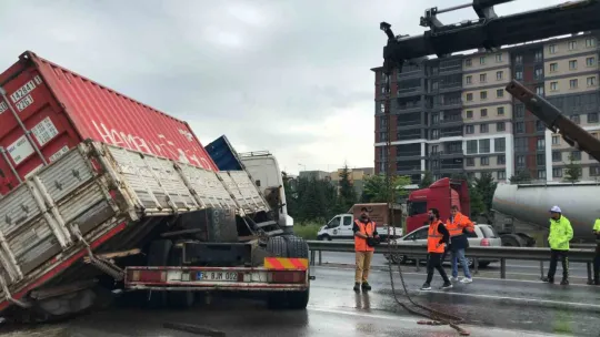 TEM'de tır makaslayınca trafik durdu, araçlar kontak kapattı