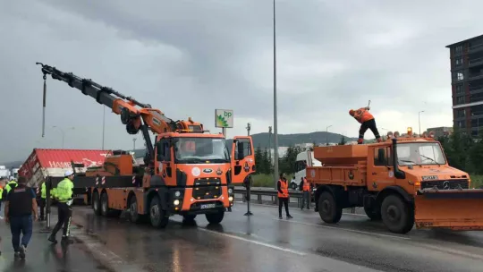TEM'de tır makaslayınca trafik durdu, araçlar kontak kapattı