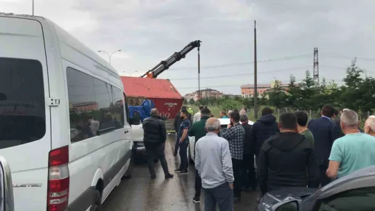 TEM'de tır makaslayınca trafik durdu, araçlar kontak kapattı