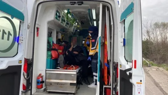 TEM'de tıra çarpan otomobilin tavanı koptu: 3 yaralı