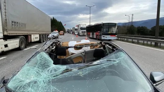 TEM'de tıra çarpan otomobilin tavanı koptu: 3 yaralı