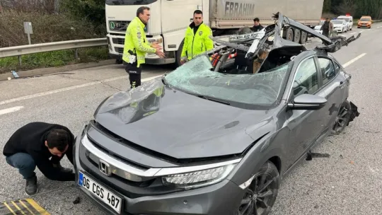 TEM'de tıra çarpan otomobilin tavanı koptu: 3 yaralı
