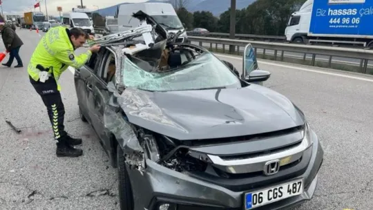 TEM'de tıra çarpan otomobilin tavanı koptu: 3 yaralı