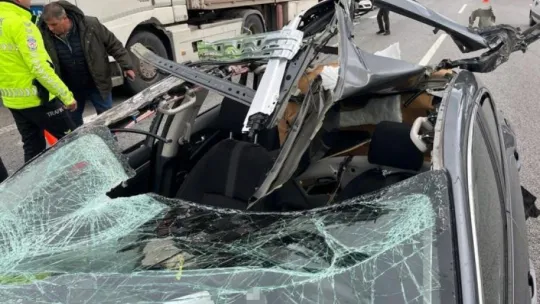 TEM'de tıra çarpan otomobilin tavanı koptu: 3 yaralı