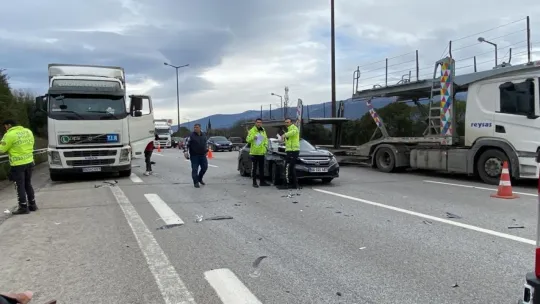 TEM'de tıra çarpan otomobilin tavanı koptu: 3 yaralı