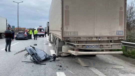 TEM'de tıra çarpan otomobilin tavanı koptu: 3 yaralı