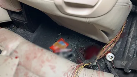 TEM'de tıra çarpan otomobilin tavanı koptu: 1 ölü, 2 yaralı