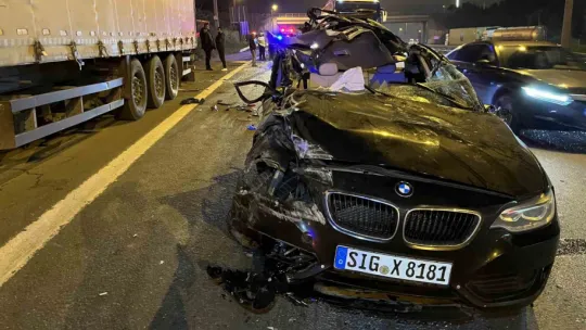 TEM'de tıra çarpan otomobilin tavanı koptu: 1 ölü, 2 yaralı