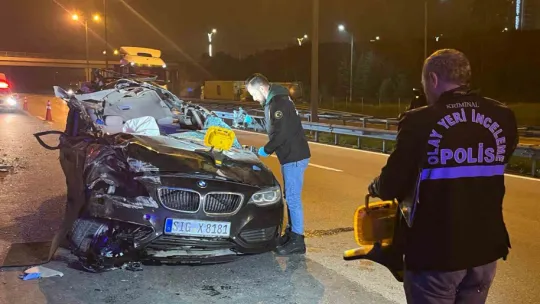 TEM'de tıra çarpan otomobilin tavanı koptu: 1 ölü, 2 yaralı
