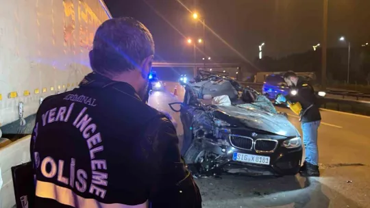 TEM'de tıra çarpan otomobilin tavanı koptu: 1 ölü, 2 yaralı