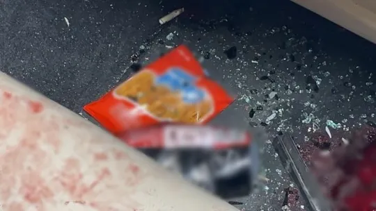 TEM'de tıra çarpan otomobilin tavanı koptu: 1 ölü, 2 yaralı