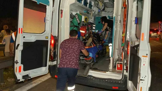 TEM'de tırdan devrilen yüklere otomobil çarptı! Yaralılar var