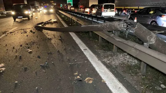 TEM'de tırdan devrilen yüklere otomobil çarptı! Yaralılar var