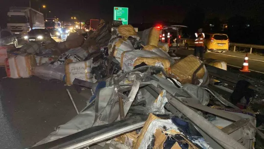 TEM'de tırdan devrilen yüklere otomobil çarptı! Yaralılar var