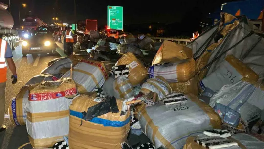 TEM'de tırdan devrilen yüklere otomobil çarptı! Yaralılar var