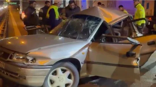 TEM'de tırla çarpışan otomobil kağıt gibi ezildi: 2 ağır yaralı