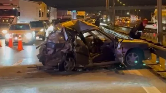 TEM'de tırla çarpışan otomobil kağıt gibi ezildi: 2 ağır yaralı
