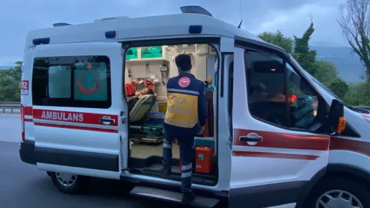 TEM'de yolcu dolu otobüs tıra arkadan çarptı: 1'i ağır 22 yaralı