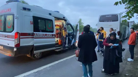 TEM'de yolcu dolu otobüs tıra arkadan çarptı: 1'i ağır 22 yaralı
