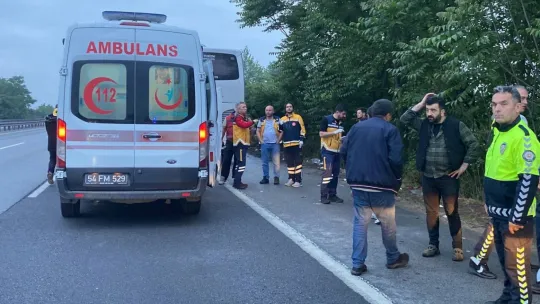 TEM'de yolcu dolu otobüs tıra arkadan çarptı: 1'i ağır 22 yaralı