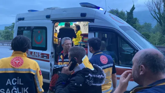 TEM'de yolcu dolu otobüs tıra arkadan çarptı: 1'i ağır 22 yaralı