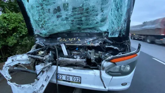 TEM'de yolcu dolu otobüs tıra arkadan çarptı: 1'i ağır 22 yaralı