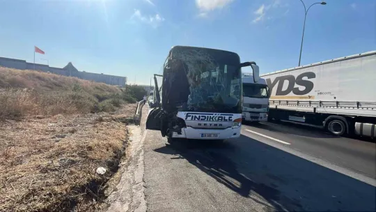 TEM'de yolcu otobüsü kamyona çarptı: 1'i ağır 7 yaralı