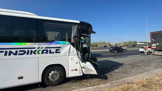 TEM'de yolcu otobüsü kamyona çarptı: 1'i ağır 7 yaralı