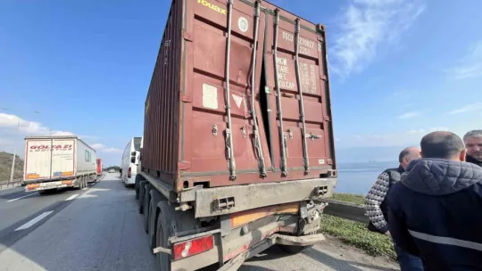 TEM'de yolcu otobüsü, tır ve hafif ticari araç çarpıştı : 1'i ağır 9 yaralı