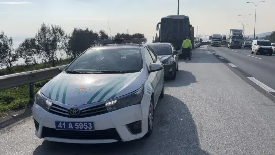 TEM'de yolcu otobüsü, tır ve hafif ticari araç çarpıştı : 1'i ağır 9 yaralı