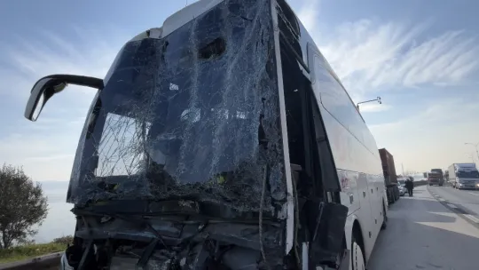 TEM'de yolcu otobüsü, tır ve hafif ticari araç çarpıştı : 1'i ağır 9 yaralı